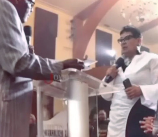 Pastor Humilla públicamente a fiel por Ofrendar Poco Dinero